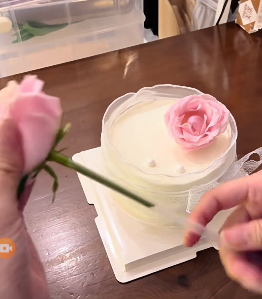 How to decorate your cake with fresh flowers