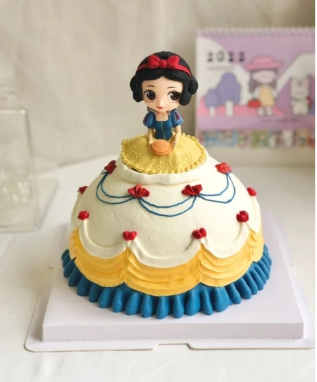 Snow white cake toy figurine for cake decorating princess cake toppers