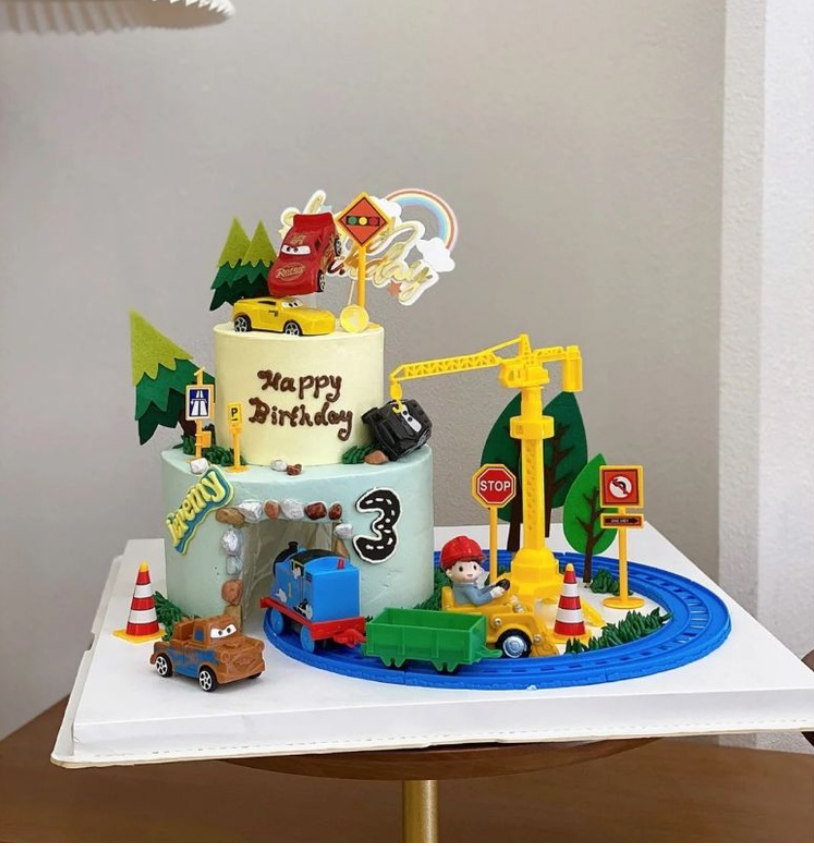 Moving Thomas and train tracks & train cake topper - make your own cake and fit up the tracks and train