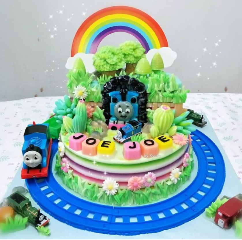 Moving Thomas and train tracks & train cake topper - make your own cake and fit up the tracks and train